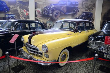 ZAPORIZHIA, UKRAINE - 24 Mart 2019: Zaporizhia şehrindeki Sovyet ve Ukrayna klasik arabaları müzesindeki varirenkli arabaların ön görünümü, eski antika arabaların sahte müzesinin içi 