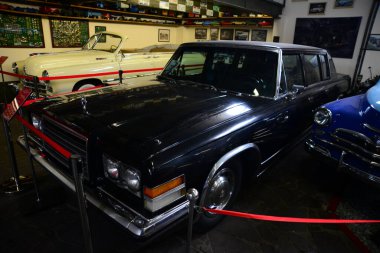 ZAPORIZHIA, UKRAINE - 24 Mart 2019: Zaporizhia şehrindeki Sovyet ve Ukrayna klasik arabaları müzesindeki varirenkli arabaların ön görünümü, eski antika arabaların sahte müzesinin içi 