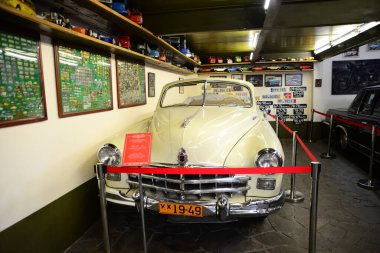 ZAPORIZHIA, UKRAINE - 24 Mart 2019: Zaporizhia şehrindeki Sovyet ve Ukrayna klasik arabaları müzesindeki varirenkli arabaların ön görünümü, eski antika arabaların sahte müzesinin içi 