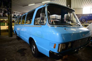 ZAPORIZHIA, UKRAINE - 24 Mart 2019: Zaporizhia şehrindeki Sovyet ve Ukrayna klasik arabaları müzesindeki varirenkli arabaların ön görünümü, eski antika arabaların sahte müzesinin içi 