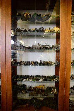 ZAPORIZHIA, UKRAINE - 24 Mart 2019: Zaporizhia şehrindeki Sovyet ve Ukrayna klasik arabaları müzesindeki varirenkli arabaların ön görünümü, eski antika arabaların sahte müzesinin içi 