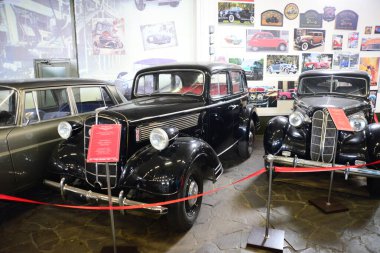 ZAPORIZHIA, UKRAINE - 24 Mart 2019: Zaporizhia şehrindeki Sovyet ve Ukrayna klasik arabaları müzesindeki varirenkli arabaların ön görünümü, eski antika arabaların sahte müzesinin içi 