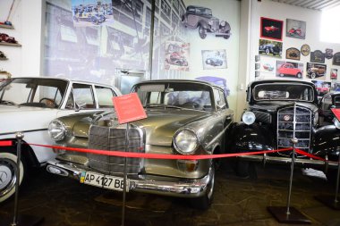 ZAPORIZHIA, UKRAINE - 24 Mart 2019: Zaporizhia şehrindeki Sovyet ve Ukrayna klasik arabaları müzesindeki varirenkli arabaların ön görünümü, eski antika arabaların sahte müzesinin içi 