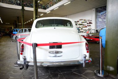 ZAPORIZHIA, UKRAINE - 24 Mart 2019: Zaporizhia şehrindeki Sovyet ve Ukrayna klasik arabaları müzesindeki varirenkli arabaların ön görünümü, eski antika arabaların sahte müzesinin içi 