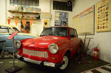 ZAPORIZHIA, UKRAINE - 24 Mart 2019: Zaporizhia şehrindeki Sovyet ve Ukrayna klasik arabaları müzesindeki varirenkli arabaların ön görünümü, eski antika arabaların sahte müzesinin içi 