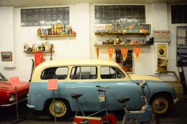 ZAPORIZHIA, UKRAINE - 24 Mart 2019: Zaporizhia şehrindeki Sovyet ve Ukrayna klasik arabaları müzesindeki varirenkli arabaların ön görünümü, eski antika arabaların sahte müzesinin içi 