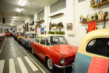 ZAPORIZHIA, UKRAINE - 24 Mart 2019: Zaporizhia şehrindeki Sovyet ve Ukrayna klasik arabaları müzesindeki varirenkli arabaların ön görünümü, eski antika arabaların sahte müzesinin içi 