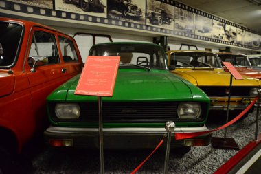 ZAPORIZHIA, UKRAINE - 24 Mart 2019: Zaporizhia şehrindeki Sovyet ve Ukrayna klasik arabaları müzesindeki varirenkli arabaların ön görünümü, eski antika arabaların sahte müzesinin içi 