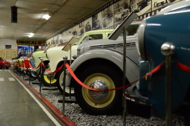 ZAPORIZHIA, UKRAINE - 24 Mart 2019: Zaporizhia şehrindeki Sovyet ve Ukrayna klasik arabaları müzesindeki varirenkli arabaların ön görünümü, eski antika arabaların sahte müzesinin içi 