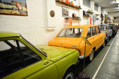 ZAPORIZHIA, UKRAINE - 24 Mart 2019: Zaporizhia şehrindeki Sovyet ve Ukrayna klasik arabaları müzesindeki varirenkli arabaların ön görünümü, eski antika arabaların sahte müzesinin içi 