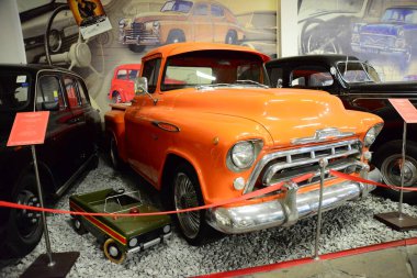 ZAPORIZHIA, UKRAINE - 24 Mart 2019: Zaporizhia şehrindeki Sovyet ve Ukrayna klasik arabaları müzesindeki varirenkli arabaların ön görünümü, eski antika arabaların sahte müzesinin içi 