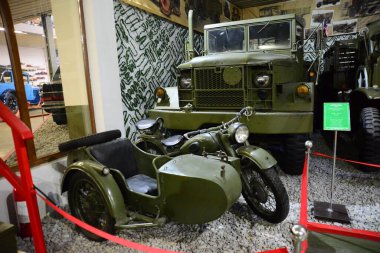 ZAPORIZHIA, UKRAINE - 24 Mart 2019: Zaporizhia şehrindeki Sovyet ve Ukrayna klasik arabaları müzesindeki varirenkli arabaların ön görünümü, eski antika arabaların sahte müzesinin içi 