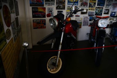 ZAPORIZHIA, UKRAINE - 24 Mart 2019: Antika teknoloji müzesinde motosiklet sergisi, arabalar ve araçlar.