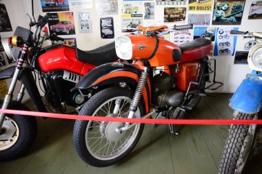 ZAPORIZHIA, UKRAINE - 24 Mart 2019: Antika teknoloji müzesinde motosiklet sergisi, arabalar ve araçlar.