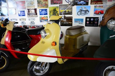 ZAPORIZHIA, UKRAINE - 24 Mart 2019: Antika teknoloji müzesinde motosiklet sergisi, arabalar ve araçlar.