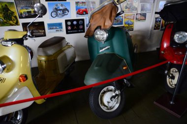 ZAPORIZHIA, UKRAINE - 24 Mart 2019: Antika teknoloji müzesinde motosiklet sergisi, arabalar ve araçlar.