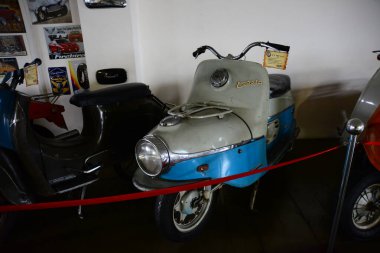 ZAPORIZHIA, UKRAINE - 24 Mart 2019: Antika teknoloji müzesinde motosiklet sergisi, arabalar ve araçlar.