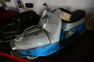 ZAPORIZHIA, UKRAINE - 24 Mart 2019: Antika teknoloji müzesinde motosiklet sergisi, arabalar ve araçlar.