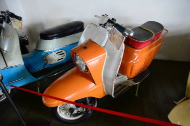 ZAPORIZHIA, UKRAINE - 24 Mart 2019: Antika teknoloji müzesinde motosiklet sergisi, arabalar ve araçlar.