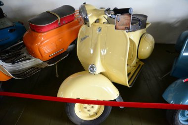 ZAPORIZHIA, UKRAINE - 24 Mart 2019: Antika teknoloji müzesinde renkli motosiklet sergisi, arabalar ve araçlar.