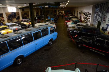 ZAPORIZHIA, UKRAINE - 24 Mart 2019: Zaporizhia şehrindeki Sovyet ve Ukrayna klasik arabaları müzesindeki varirenkli arabaların üst görünümü, eski antika arabaların sahte müzesinin içi 