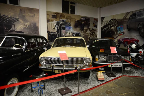 ザポリージャ ウクライナ 2019年3月24日 ザポリージャ市内のソ連とウクライナのヴィンテージ車の博物館でのバリケーションの車のフロントビュー 古いレトロヴィンテージ車のフェートン博物館のインテリア — ストック写真