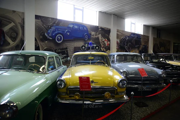 Zaporizhia Ukraine 2019年3月24日 Zaporizhia市的苏联和乌克兰古董车博物馆中各种颜色的汽车的前景色 旧式复古汽车的菲顿博物馆内部 — 图库照片