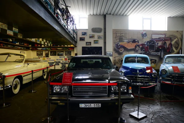 Zaporizhia Ukraine 2019年3月24日 Zaporizhia市的苏联和乌克兰古董车博物馆中各种颜色的汽车的前景色 旧式复古汽车的菲顿博物馆内部 — 图库照片