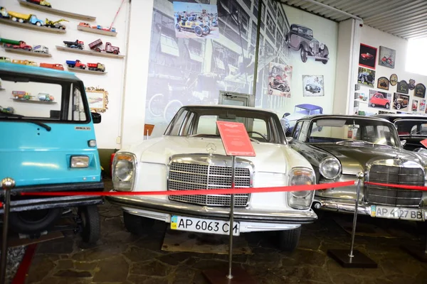 Zaporizhia Ucrânia Março 2019 Vista Frontal Sobre Carros Varicolored Museu — Fotografia de Stock