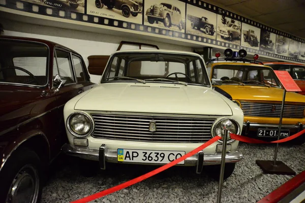 Zaporizhia Ucrânia Março 2019 Vista Frontal Sobre Carros Varicolored Museu — Fotografia de Stock