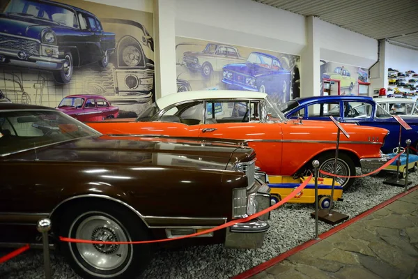 Zaporizhia Ucrânia Março 2019 Vista Frontal Sobre Carros Varicolored Museu — Fotografia de Stock