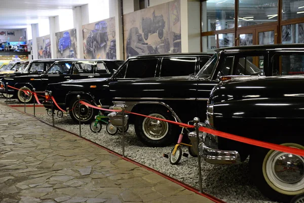 Zaporizhia Ucrania Marzo 2019 Vista Frontal Los Coches Varicolores Museo —  Fotos de Stock