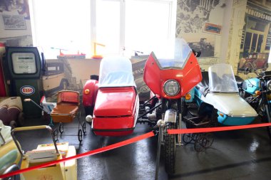 ZAPORIZHIA, UKRAINE - 24 Mart 2019: Zaporizhia şehrindeki Sovyet ve Ukrayna klasik arabaları müzesindeki varirenkli arabaların üst görünümü, eski antika arabaların sahte müzesinin içi 