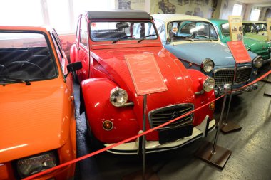 ZAPORIZHIA, UKRAINE - 24 Mart 2019: Zaporizhia şehrindeki Sovyet ve Ukrayna klasik arabaları müzesindeki varirenkli arabaların ön görünümü, eski antika arabaların sahte müzesinin içi 