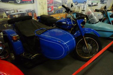 ZAPORIZHIA, UKRAINE - 24 Mart 2019: Antika teknoloji müzesinde motosiklet sergisi, arabalar ve araçlar.