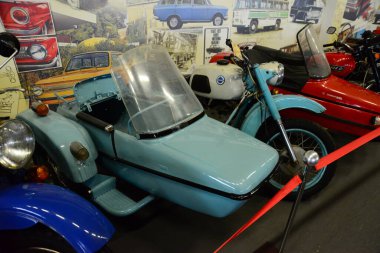 ZAPORIZHIA, UKRAINE - 24 Mart 2019: Antika teknoloji müzesinde motosiklet sergisi, arabalar ve araçlar.