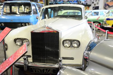 ZAPORIZHIA, UKRAINE - 24 Mart 2019: Sovyet ve Ukrayna 'nın Zaporizhia şehrindeki eski antika arabalar müzesinin içi, eski antika arabalar müzesinin içi 