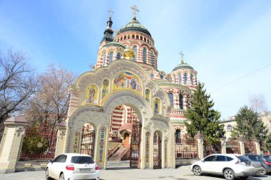 KHARKIV, UKRAINE - 24 Mart 2019: Annunciation Katedrali en uzun Ortodoks kiliselerinden biridir, kapısı altın soğan kubbesi ve ikonlarla süslenmiştir, Kharkov, Ukrayna.