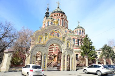 KHARKIV, UKRAINE - 24 Mart 2019: Annunciation Katedrali en uzun Ortodoks kiliselerinden biridir, kapısı altın soğan kubbesi ve ikonlarla süslenmiştir, Kharkov, Ukrayna.