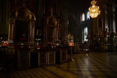 KHARKIV, UKRAINE - 24 Mart 2019: Annunciation Katedrali en uzun Ortodoks kiliselerinden biridir, kapısı altın soğan kubbesi ve ikonlarla süslenmiştir, Kharkov, Ukrayna.