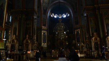 KHARKIV, UKRAINE - 24 Mart 2019: Annunciation Cathedral gündüz Kharkiv Ukrayna 'nın içindeki en uzun Ortodoks kiliselerinden biridir..