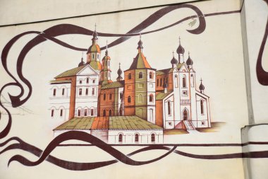 KHARKIV, UKRAINE - 29 Mart 2019: Kharkiv, Ukrayna 'nın Katedrali veya Dormition Katedrali, mavi bulutlu gökyüzü ve yapraksız siyah ağaç silueti ile kış günü, altın kubbelerin manzarası