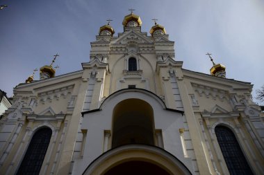 KHARKIV, UKRAINE - 29 Mart 2019: St. Pokrovsky Manastırı ve Pokrovsky Katedrali. Harkov, Ukrayna