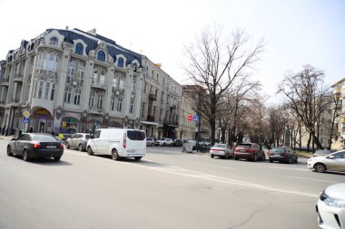 UKRAINE, KHARKIV - 29 Mart 2019: Anayasa, tarihi şehir merkezinin en güzellerinden biri, güzel dekore edilmiş saraylar ve köşkler ile çevrilidir.