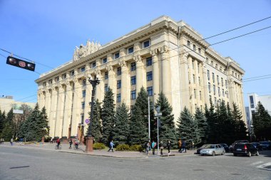 KHARKIV, UKRAINE - 29 Mart 2019: Ukrayna 'nın Kharkov meydanındaki Kharkiv Bölgesi Eyalet Yönetimi binası. Savaş sonrası Stalinist İmparatorluğu tarzında bir bina..