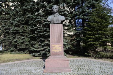 KHARKIV, UKRAINE - 29 Mart 2019: Ukrayna 'nın Kharkov meydanındaki Kharkiv Bölgesi Eyalet Yönetimi binası. Savaş sonrası Stalinist İmparatorluğu tarzında bir bina..