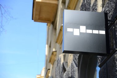 UKRAINE, KHARKIV - 29 Mart 2019: Şehir arkaplanındaki logo ve metin için imza düzenleme ve şablon çerçevesi