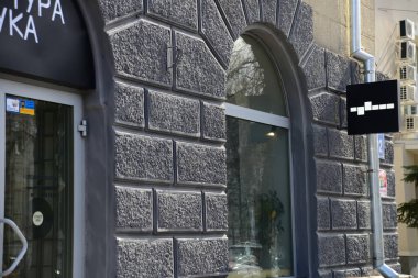 UKRAINE, KHARKIV - 29 Mart 2019: Şehir arkaplanındaki logo ve metin için imza düzenleme ve şablon çerçevesi