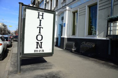 UKRAINE, KHARKIV - 29 Mart 2019: Şehrin kaldırımında küçük bir reklam panosu. Reklamlarınız ya da anonslarınız için hazırlanın. 