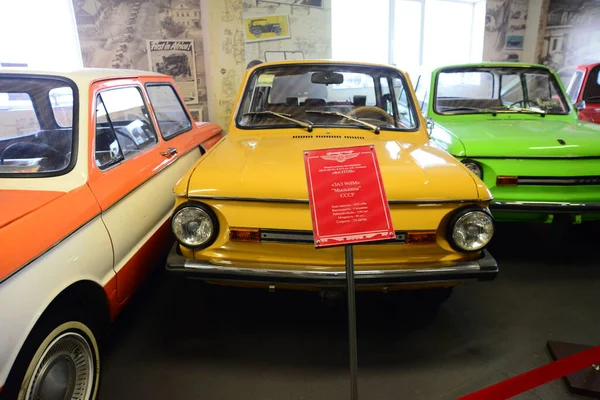 Zaporizhia Ucrânia Março 2019 Vista Frontal Sobre Carros Varicolored Museu — Fotografia de Stock